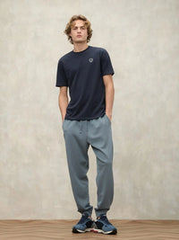 T-shirt Blauer Jan blu navy indossata, vista laterale del taglio slim con manica corta