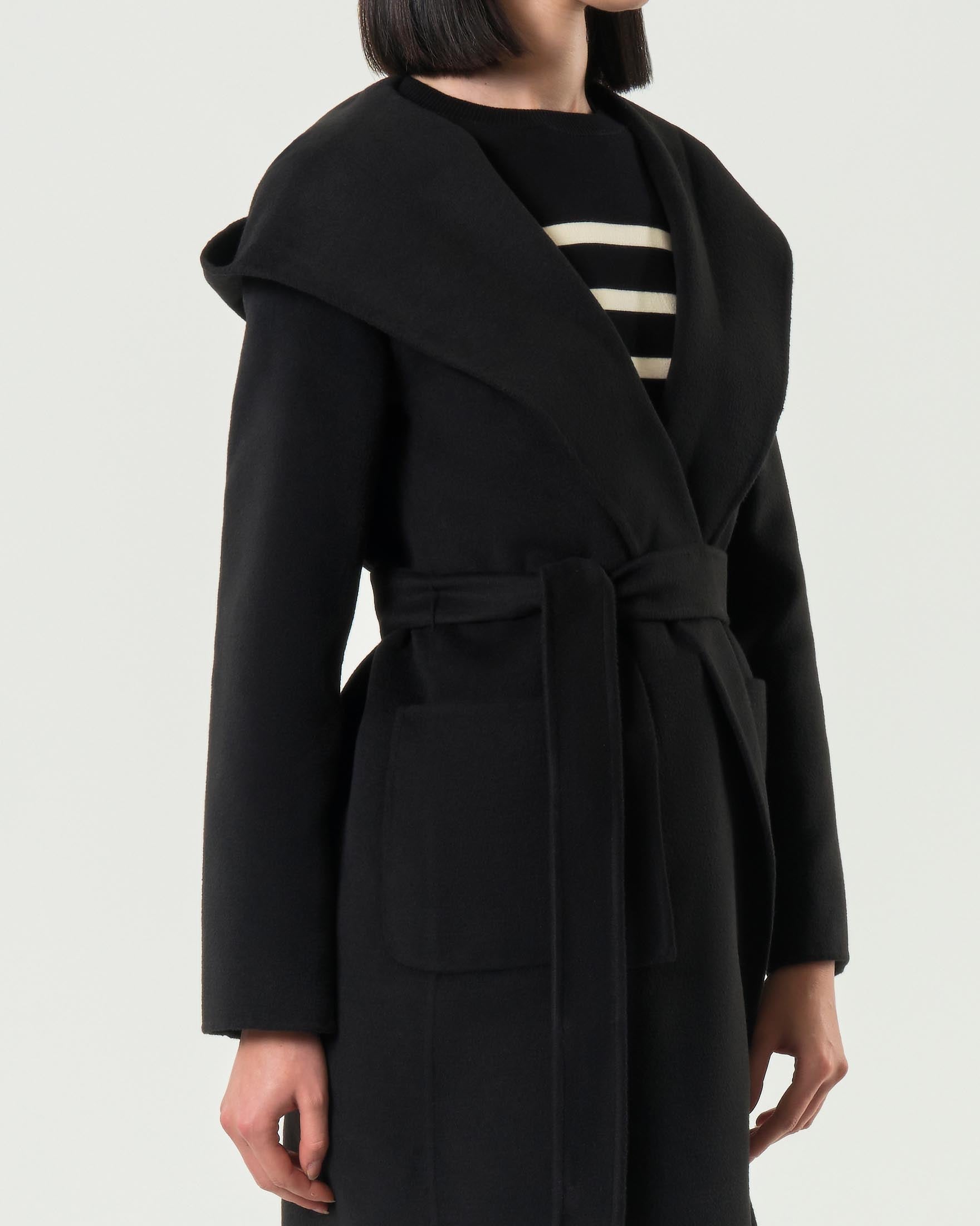 EMME MARELLA Cappotto nero in panno double con cappuccio e scollo sciallato